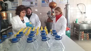 1.000 de litri de dezinfectant şi mii de măşti pentru spitalele din Arad. Donaţia Universităţii  „Aurel Vlaicu”, un sprijin important pentru medici