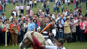 Aproximativ 40.000 de persoane participă la Hora Bucovinei, eveniment ce marchează urcatul oilor la munte