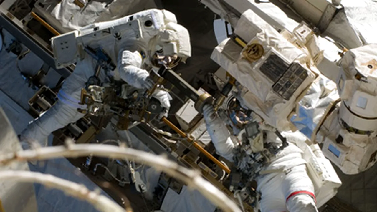 Astronauţii de pe ISS au efectuat cu succes o ieşire în spaţiu