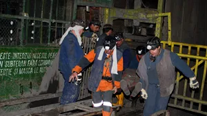 Rudele minerilor morţi sau răniţi primesc ajutoare de câteva zeci de mii de lei