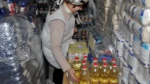 Alimente distribuite şomerilor şi pensionarilor, luni în Capitală 