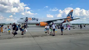 Primii pasageri care au trecut prin noul terminal al Aeroportului Oradea au primit cadouri