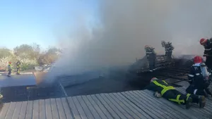 GALERIE FOTO, VIDEO Incendiu în Sectorul 2 al Capitalei. Patru proprietăţi, afectate