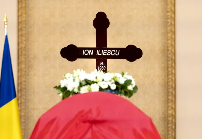 LIVE UPDATE Fostul preşedinte Ion Iliescu este înmormântat astăzi, cu onoruri militare / La Cotroceni sosesc invitații: foști premieri, prezenți la catafalc / Programul ceremoniilor