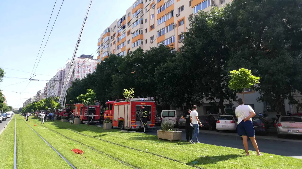 VIDEO Incendiu cu mari degajări de fum într-un bloc din Bucureşti / Şapte locatari au avut nevoie de prim-ajutor