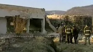 Un copil a murit după ce un mal de pământ s-a surpat şi un zid de beton a căzut peste el - VIDEO