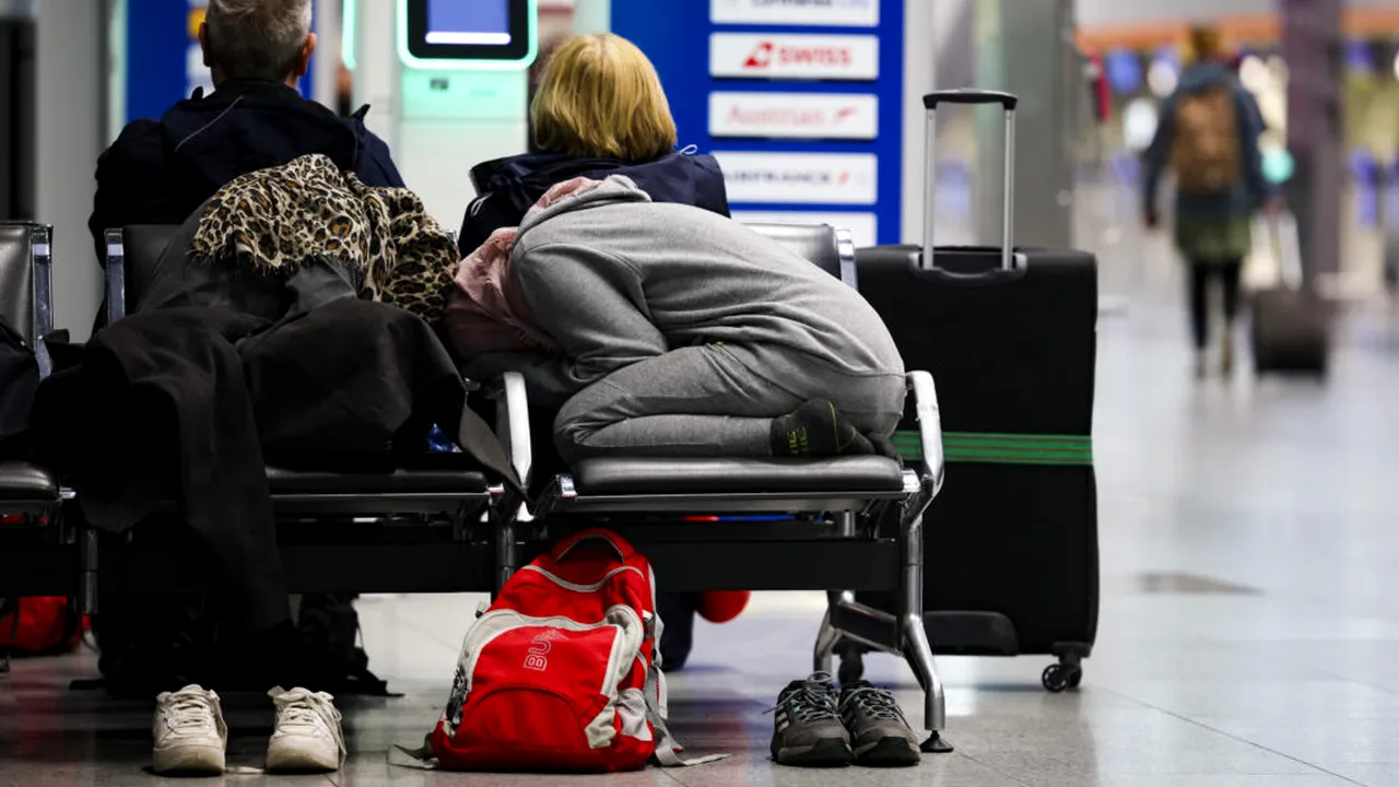 Greve pe marile aeroporturi europene în luna decembrie. Românii care se întorc acasă ar putea avea parte de întârzieri