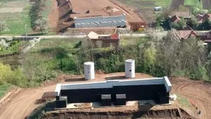 O casă expropriată, pentru care se aşteaptă Hotărâre de Guvern ca să fie demolată, blochează lucrările la Autostrada Sebeş-Turda