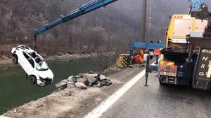 Trafic blocat pe DN7, în Vâlcea. Se intervine pentru scoaterea platformei prăbuşite în Olt | VIDEO, FOTO