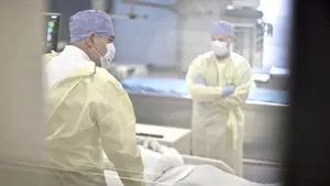 Ciolacu: Unul dintre pompierii transferaţi la Bruxelles evoluează bine / Premierul a fost în vizită la un spital din Bruxelles