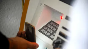 Bancomatele pierd teren în Franța. Numărul lor a scăzut cu aproape 1800 anul trecut