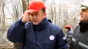 O bucată de gheaţă i-a căzut în cap ministrului sârb al Energiei, Aleksandr Antici - VIDEO
