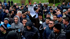 Taximetriştrii independenţi au protestat la Palatul Parlamentului