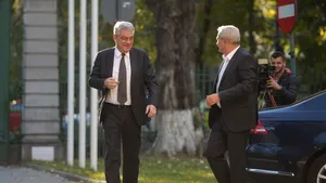 Shake hands şi gimnastică la PSD, după ce preşedintele partidului şi premierul au făcut pace. Tudose a făcut o semigenuflexiune, Dragnea s-a ridicat pe vârfuri 