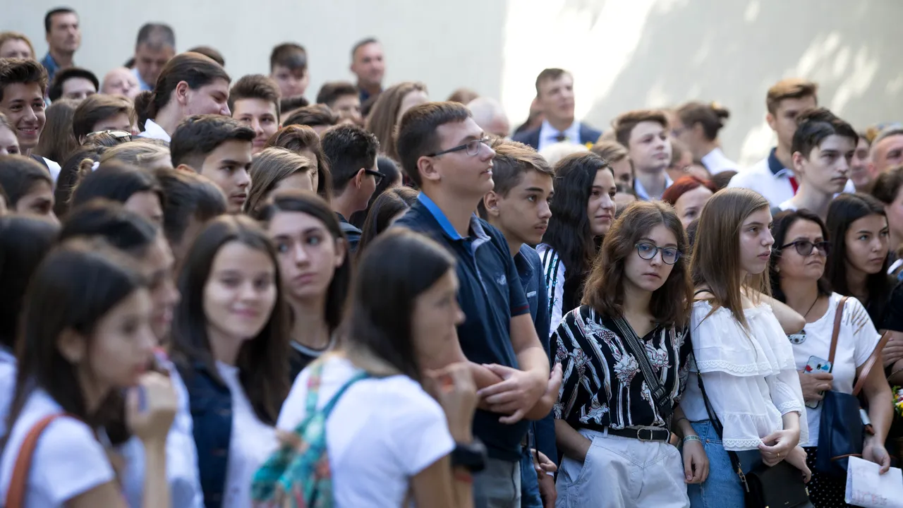 Uniformele şcolare, sprijin pentru sistemul educaţional sau bani aruncaţi?  Preşedintele Asociaţiei de Elevi: „Ţara arde şi baba se piaptănă”