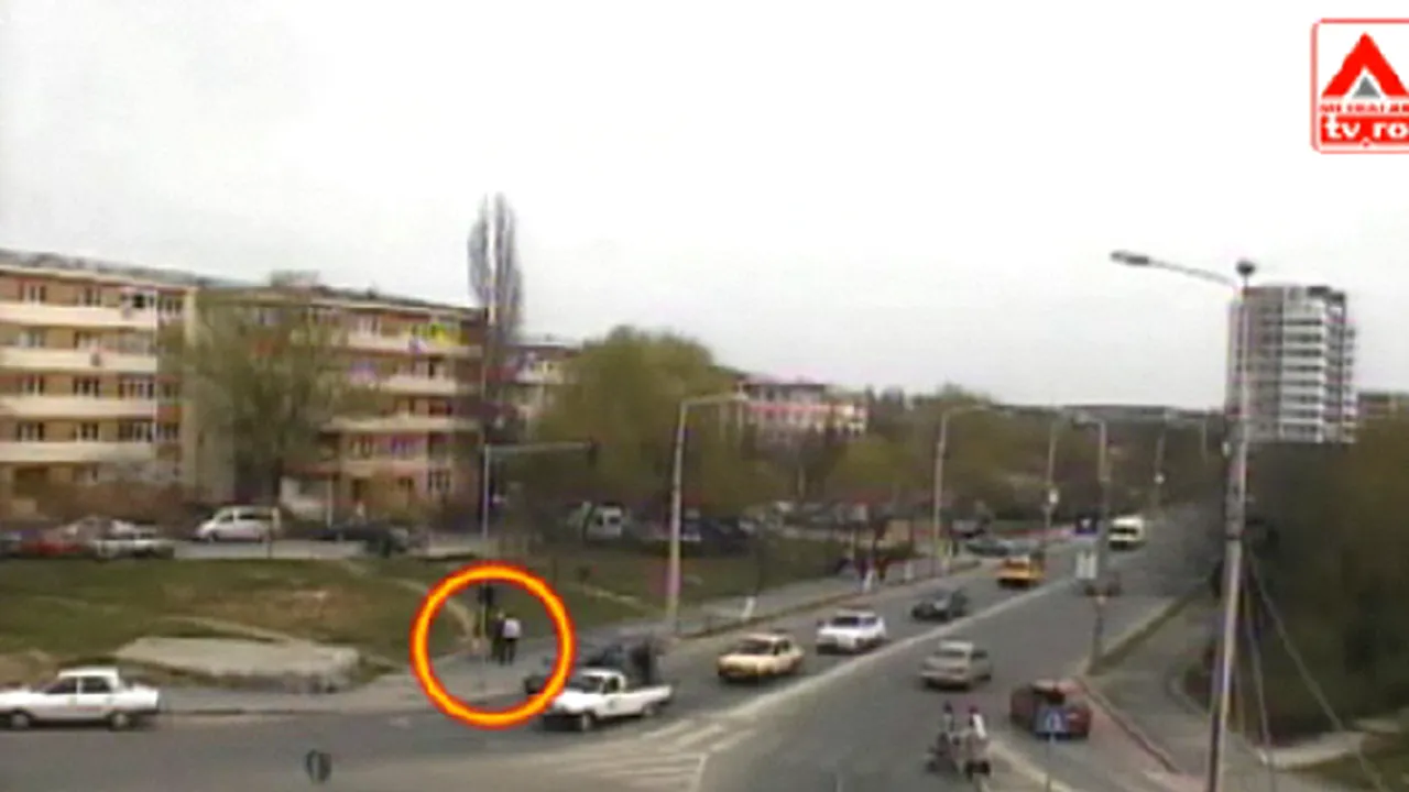 Imaginile video arată că şoferul din Craiova l-a bătut de două ori pe bărbatul care traversa strada