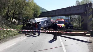 Accident grav în Neamţ. Un TIR a agăţat un pod de cale ferată. Două persoane au murit, iar alte trei au fost rănite