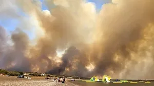 Mii de turişti evacuaţi de pe  insula grecească Rodos. Incendiile afectează zone mari din insulă / Turist: 