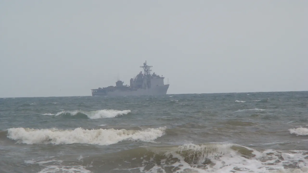 O navă militară şi un elicopter vor inspecta litoralul românesc de la Constanţa la Mangalia