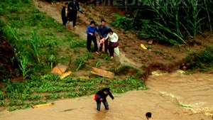 Peste 100 de persoane blocate sau îngropate sub pământ, în urma unei alunecări de teren în China