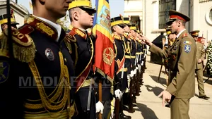 Parlamentarii au pus ordine în protocolul şi ceremoniile oficiale: s-au trecut înaintea miniştrilor la onoruri, iar protocolul l-au mutat în subordinea Preşedinţiei