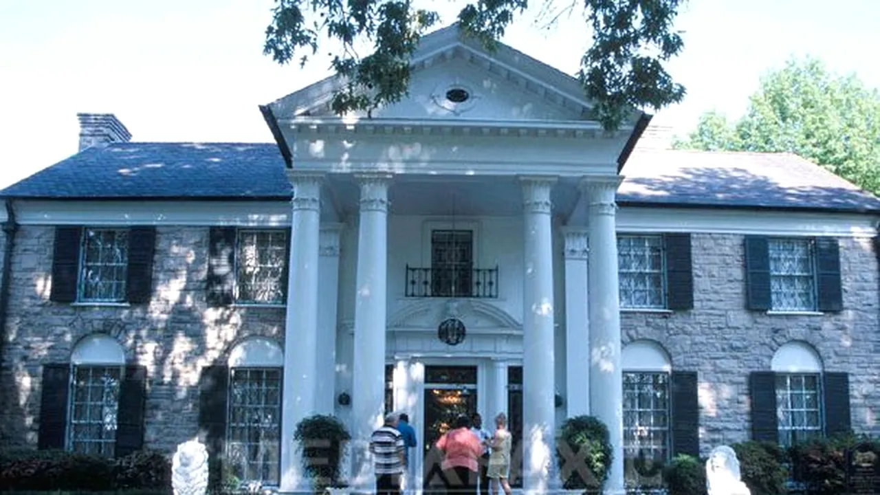 Graceland, casa lui Elvis Presley, pare să fi scăpat la limită de licitaţie