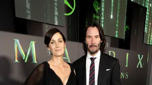 După 18 ani, Keanu Reeves şi Carrie-Anne Moss au ajuns din nou împreună pe covorul verde pentru premiera ”The Matrix Resurrections”