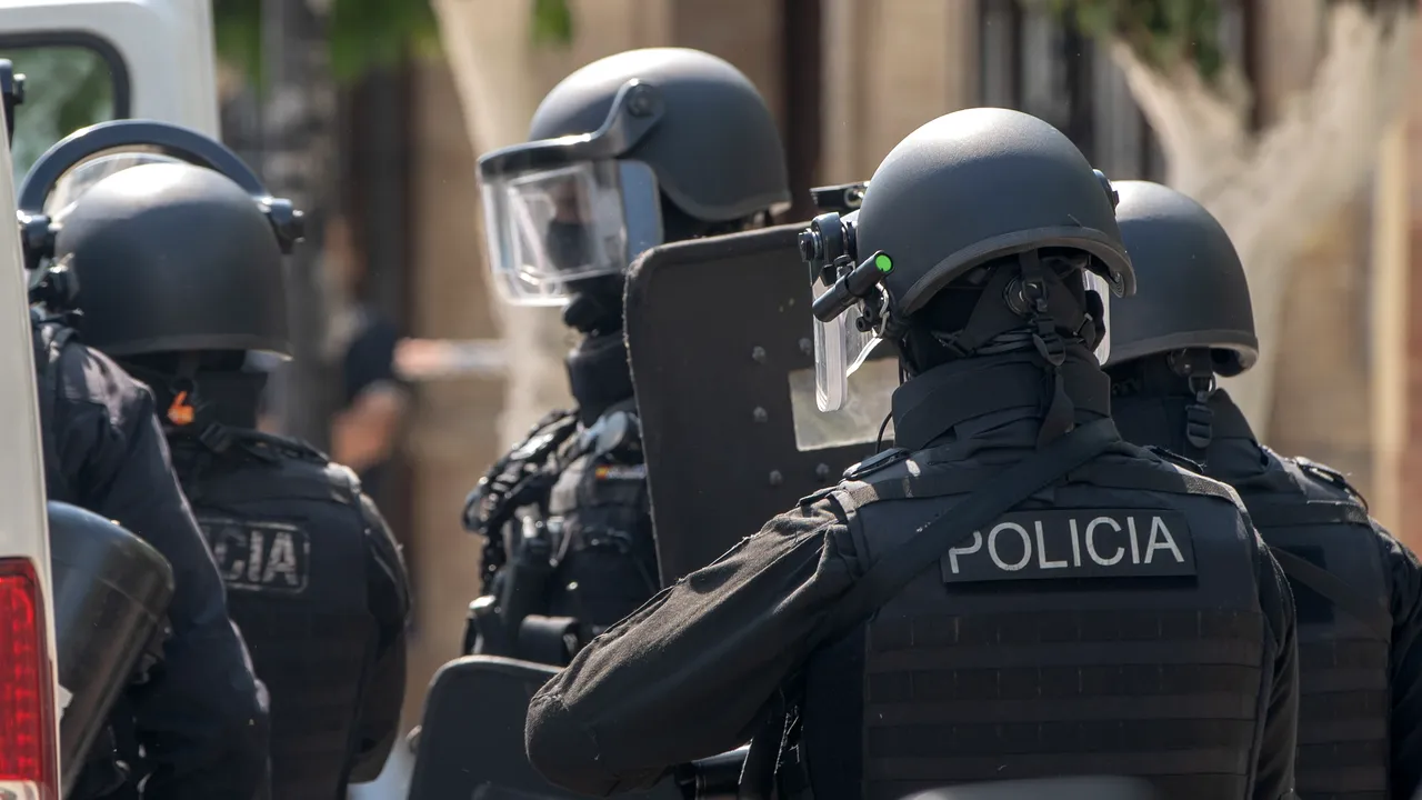 Carantina selectivă provoacă proteste violente la Madrid. Cetăţenii din cartierele periferice se simt discriminaţi de noile reguli