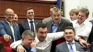 Campionul mondial la box Vitali Klitschko s-a bătut cu adversarii săi politici la Kiev