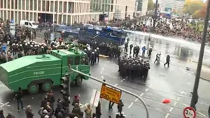 INCIDENTE violente în Germania: Miting antimusulman la Koln, eclipsat de o contramanifestaţie. Poliţia a recurs la tunuri cu apă -  VIDEO 