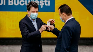 Orban a preluat de la Nicuşor Dan cheia „succesului”. Simbolul victoriei Primarului General, predat liberalilor în noua campanie