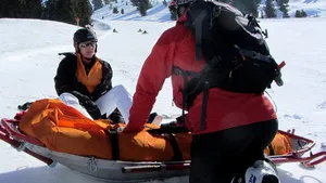 Un adolescent este în stare gravă după ce a căzut cu placa de snowboard în Bistriţa