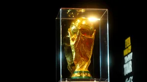 Mii de fani s-au fotografiat la Bucureşti cu trofeul Cupei Mondiale - GALERIE FOTO