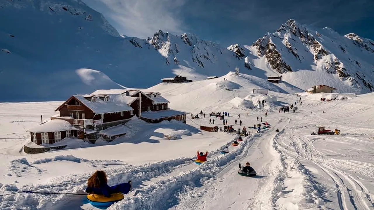 Risc mare de avalanşă în Munţii Făgăraş; la Bâlea Lac e cel mai mare strat de zăpadă