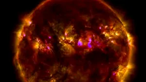 Ultraviolete şi incandescenţă. NASA a difuzat imagini spectaculoase din timpul unei erupţii solare - VIDEO