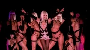 Dansatoare de cabaret, în lenjerie intimă în vitrina unui magazin din Paris - VIDEO