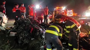 Impact frontal între o maşină şi un camion la ieşirea din Lugoj. Două persoane au murit