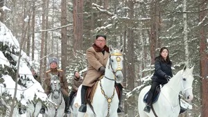 FOTO | Kim Jong-un a urcat muntele sacru din ţara sa, călare pe un cal alb. Cum explică analiştii gestul