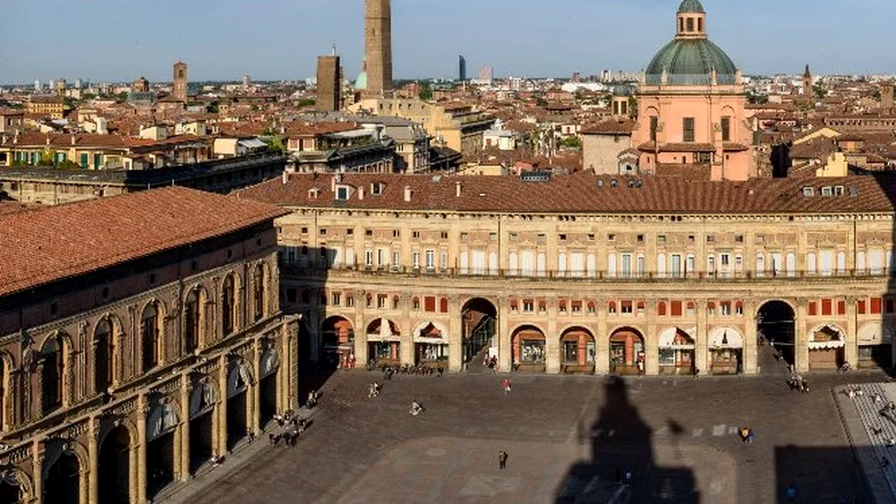 Turnul înclinat din Bologna, izolat din cauza temerilor că s-ar putea prăbuşi