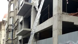 O femeie a fost rănită grav după ce a căzut de la etajul 6 al unui bloc aflat în construcţie - FOTO
