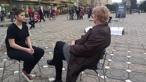 GALERIE FOTO Femei machiate ca şi cum ar fi fost bătute, în centrul Timişoarei, de 8 Martie