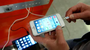 Procuror: Nu mai încărcaţi telefoanele în porturi USB publice sau folosind cablurile altora. Riscurile la care vă expuneţi
