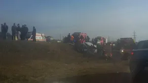 Accident rutier grav în Galaţi: Un bărbat şi un copil au decedat, alte şase persoane au fost rănite