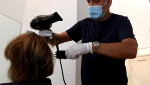 140 de oameni suspecţi de coronavirus după ce au fost la frizer. Focar într-un oraş după ce un stylist cu simptome a mers la serviciu