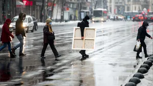 Vremea se strică până duminică: Ploi abundente, lapoviță, ninsori și răcire bruscă a vremii