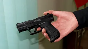 Bulgarul prins la Curtici cu 60 de pistoale cu gaze a fost arestat