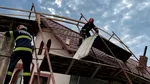 O femeie rănită și 23 de mașini avariate, în urma vântului puternic de vineri