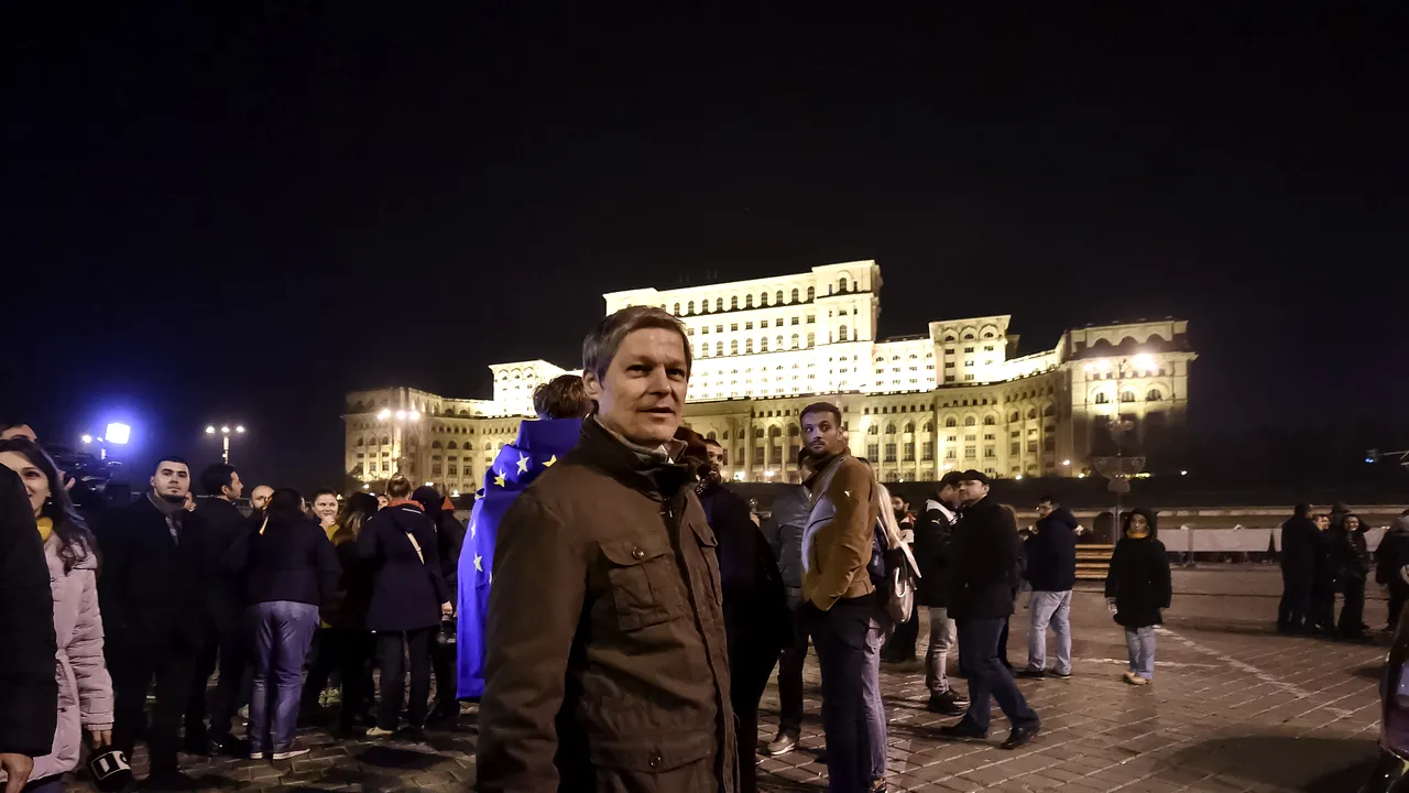 Fesul purtat de Cioloş la protest, promovat de Ambasada Suediei pe Facebook. În replică, fostul premier îi face cadou ambasadorului şosete de lână, împletite manual la Roşia Montană - FOTO
