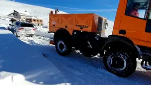 Turişti blocaţi cu maşina pe un drum din Rânca. Stratul de zăpadă are un metru. VIDEO
