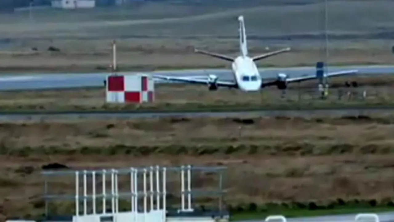 Patru răniţi, după ce un avion a ieşit de pe pistă din cauza rafalelor de vânt, în Marea Britanie - VIDEO